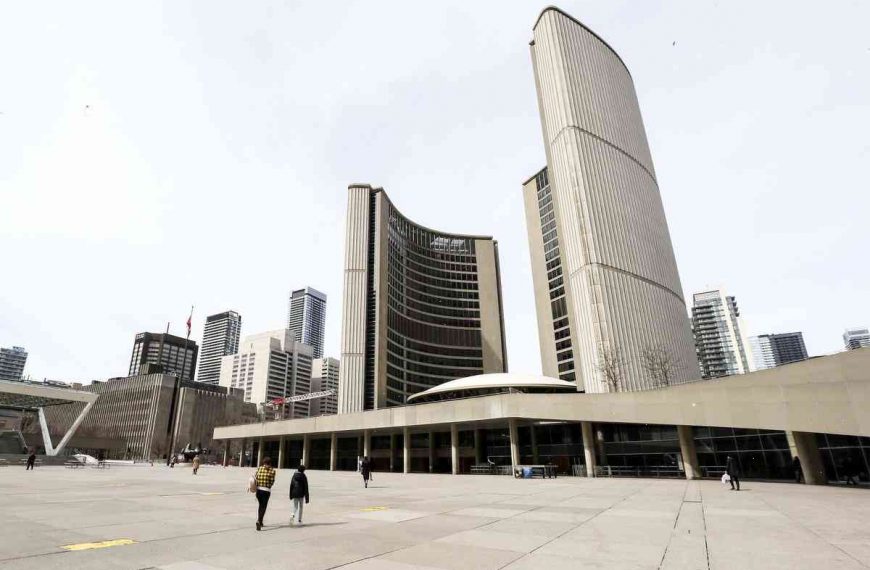 Toronto sets January date for city workers to return to the office, amid rising COVID-19 cases, Omicron uncertainty
